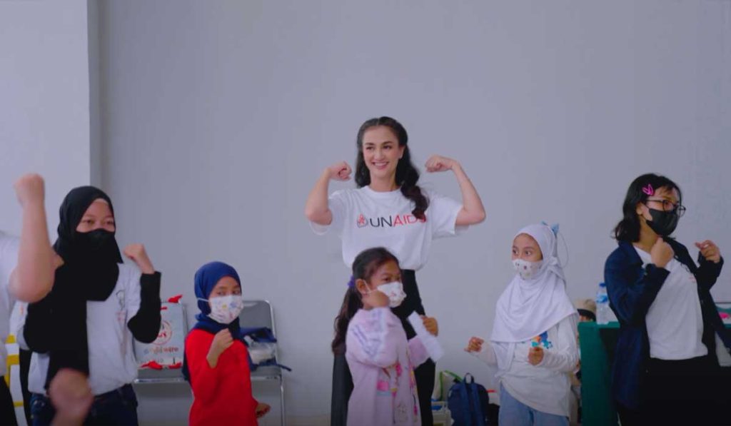 Ambassador UNAIDS Atiqah Hasiholan Dorong Isu Perempuan dan Anak dengan HIV
